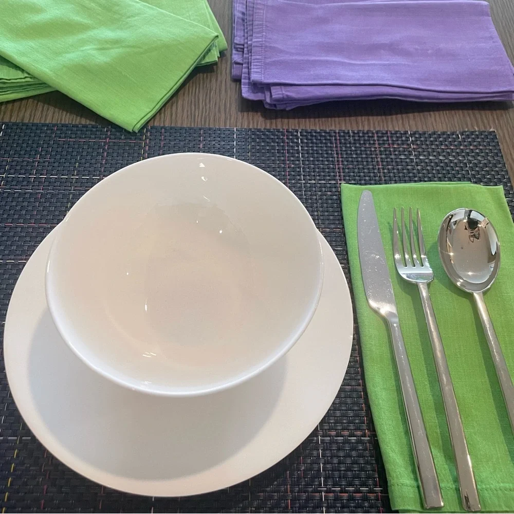 Crate & Barrel 8 Dinner Napkins